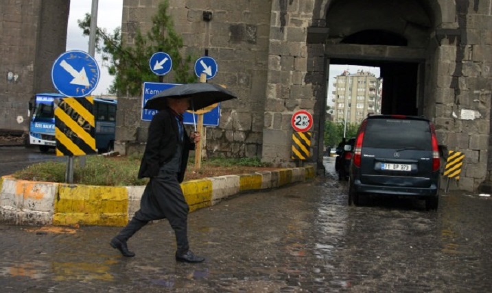 Diyarbakır yağmur urfa kapı şemsiye hava durumu yağış sur