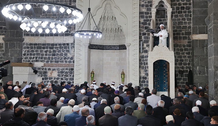 Diyanet İşleri Başkanı Erbaş, Diyarbakır Ulu Camii’nde namaz kıldırdı