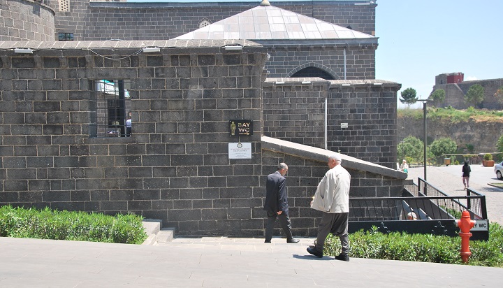 Diyarbakır’daki tarihi camide tuvalet sorunu!