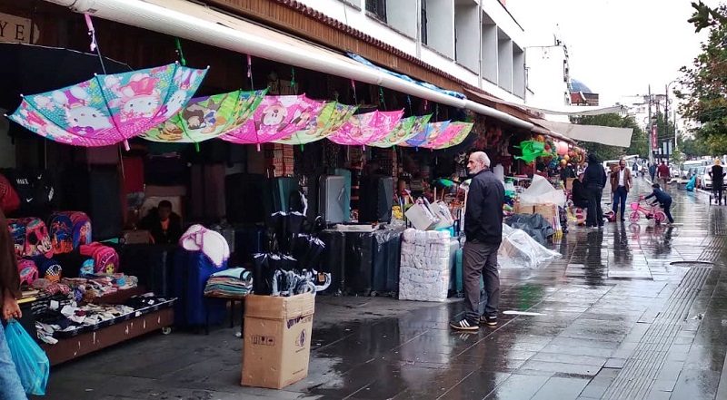 Diyarbakır’da yağmur yağdı, şemsiye satışı çıktı İşte fiyatları