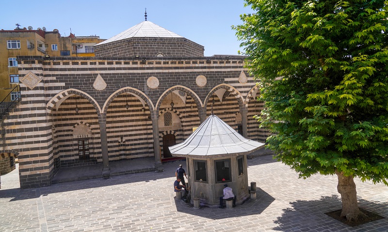 Diyarbakır’daki cami aylardır ibadete kapalı Mahalleli tepkili