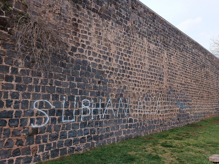 100 Liralık Sprey Boyayla Yüzlerce Yıllık Diyarbakır Surları Zarar Görüyor 