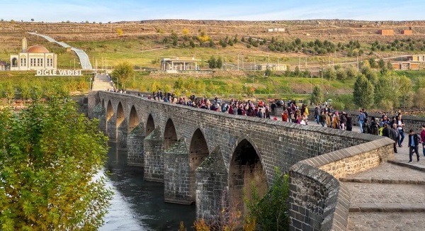 600 Diyarbakır On Gözlü Köprü