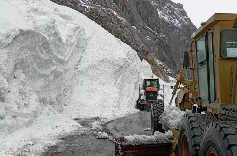 Köy Yolunda Kar Çığ Düştü! Faciadan Dönüldü