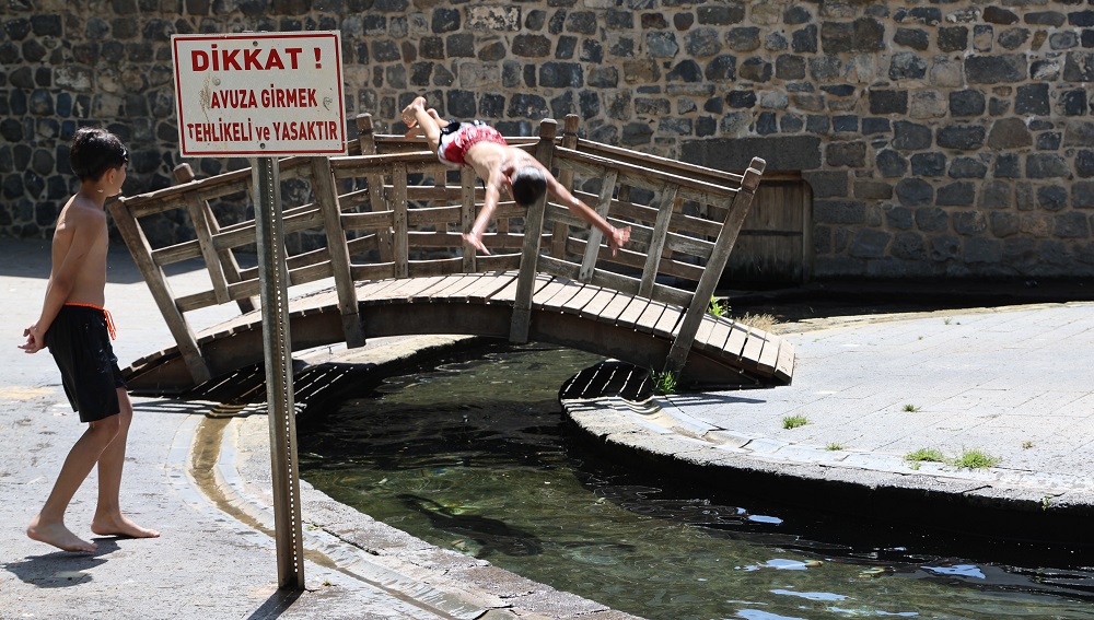 Diyarbakır'da Çocuklar Süs Havuzuna Girdi
