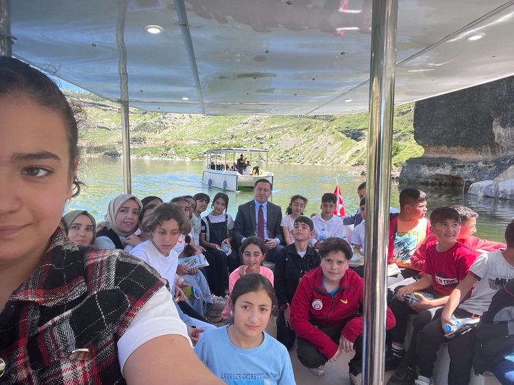 Diyarbakır'da Kaymakam Çocuklarla Tekne Turunda Kitap Okudu  3