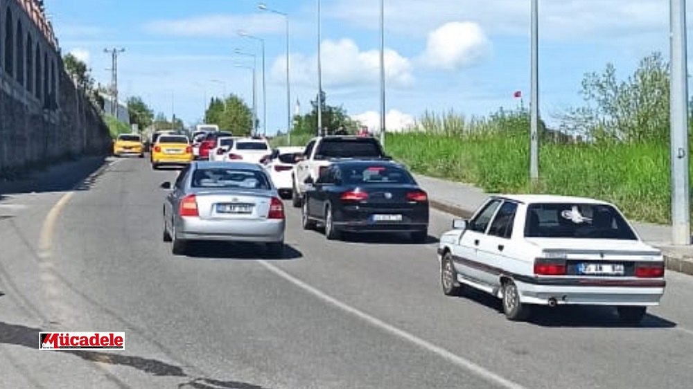 Diyarbakır'da Kilometrelerce Araç Kuyruğu!