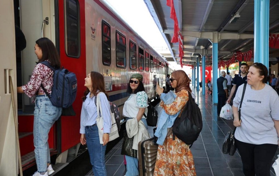 Turistik Diyarbakır Ekspresi yolcuları hayran ayrıldı