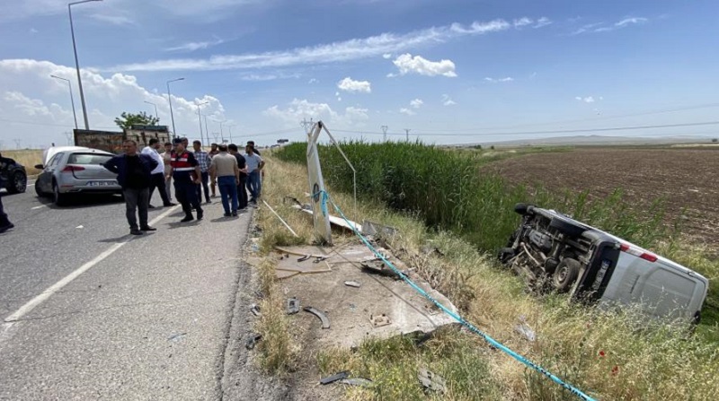 Diyarbakır’da Minibüs Ile Otomobil Çarpıştı 1’I Ağır 4 Yaralı