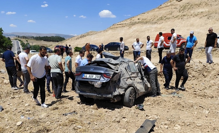 Malatya’da Kaza Yaşandı Araç Şarampole Yuvarlandı! (2)