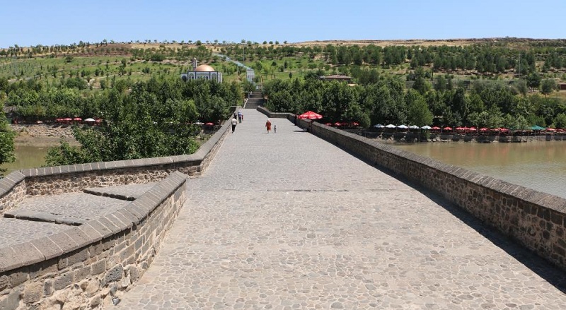 Dicle Nehri On Gözlü Köprü Diyarbakır