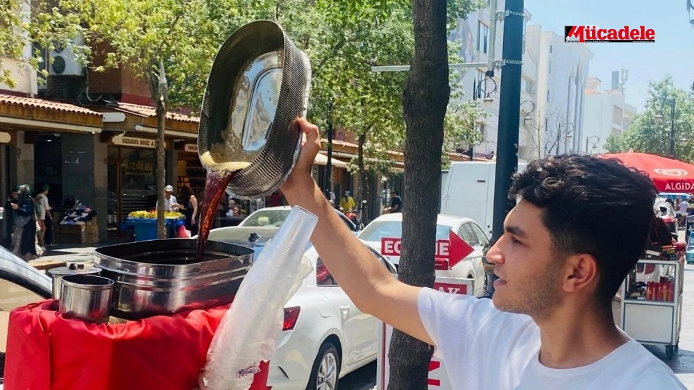 Diyarbakır'da Kavurucu Sıcakları Serinleten Içecek Meyan Şerbeti