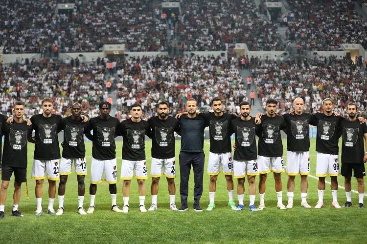 İstanbulspor, Amedspor Maçına Gaffar Okkan Tişörtüyle Çıktı.