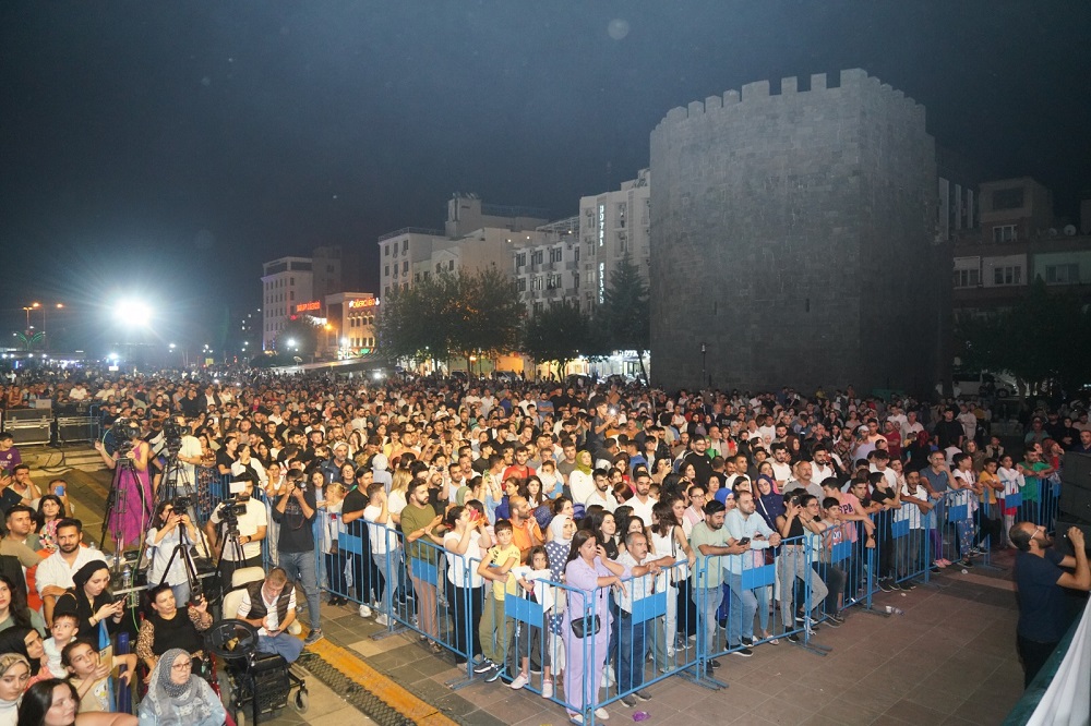 Diyarbakır Büyükşehir, 8 Yıl Sonra Kürtçe Konser Düzenledi!