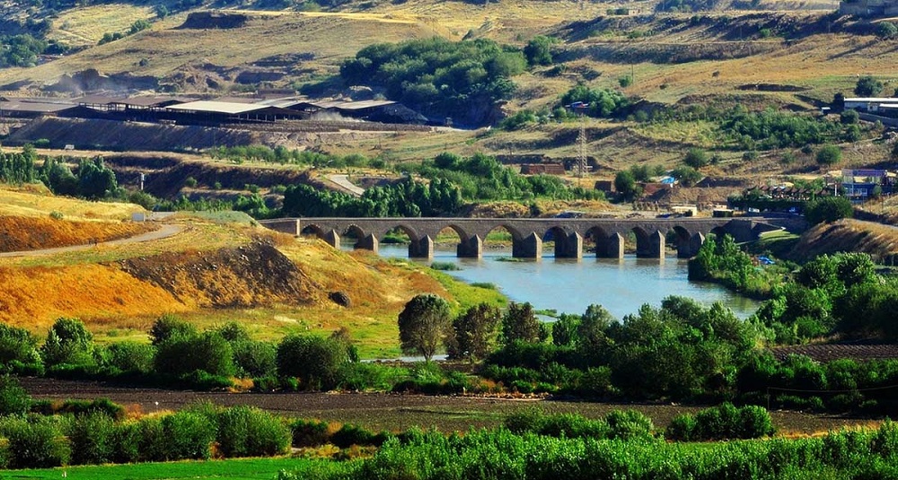 Siyarbakır On Gözlü Köprü