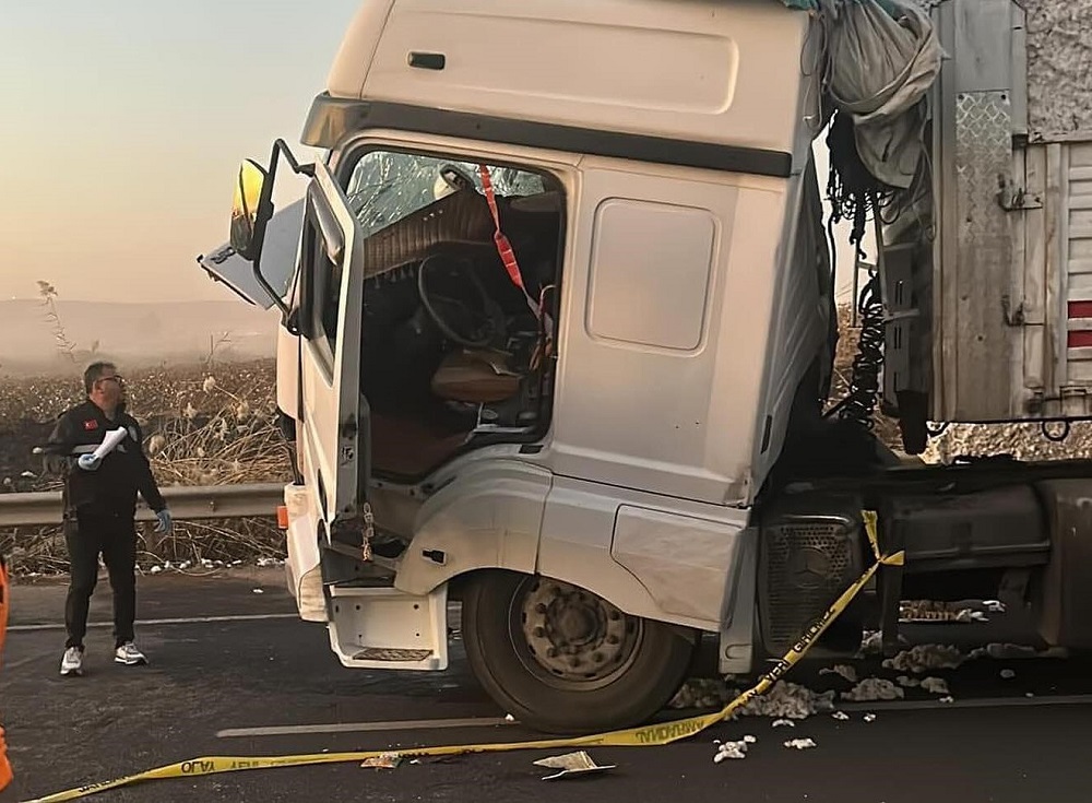 Şanlıurfa'da Tir, Kamyonetle Çarpıştı 1 Kişi Hayatını Kaybetti!