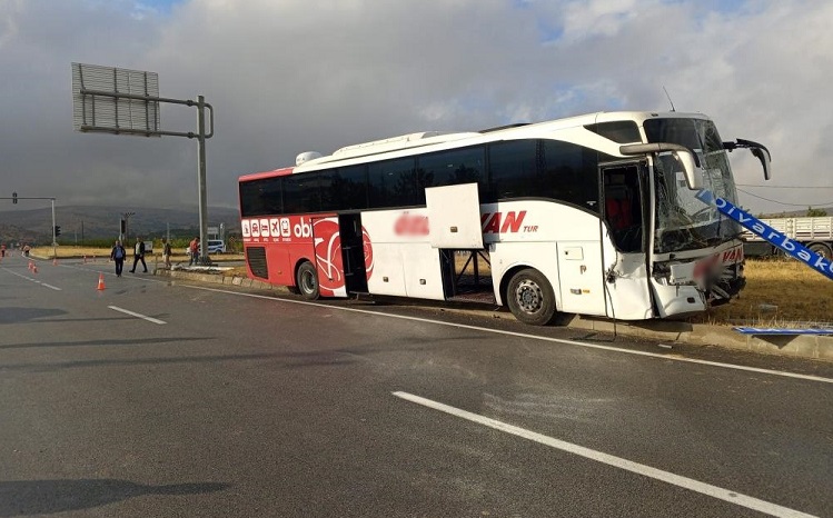 Van Malatya Otobüs Traktör Kaza