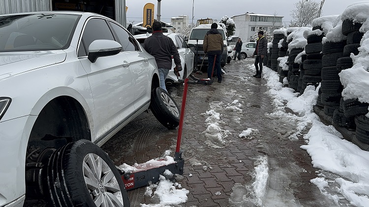 Kar Yağışı Sonrası Sürücüler Oraya Akın Etti! (1)