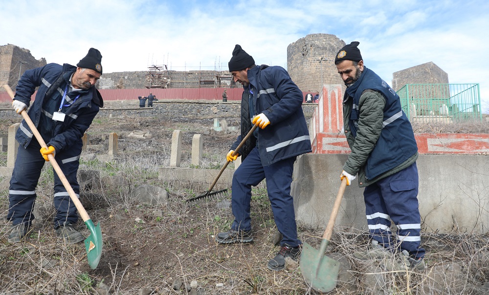 Diyarbakır’da Mezarlıklarda Temizlik Yabani Otlardan Girilemiyordu