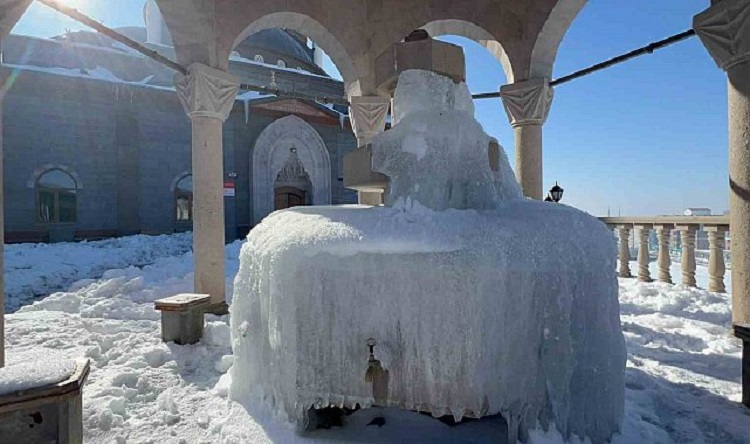 Erzurum’da Sibirya Soğukları Tekman Buz Kesti, Eksi 33,1 Dereceyi Gördü