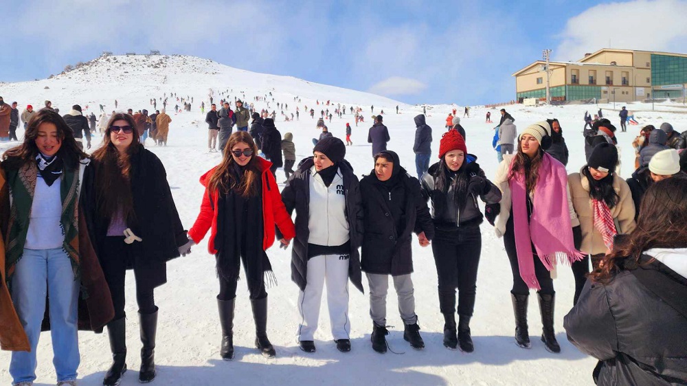 Diyarbakır’a Çok Yakın Karacadağ Kayak Merkezi’ne Yoğun Ilgi!