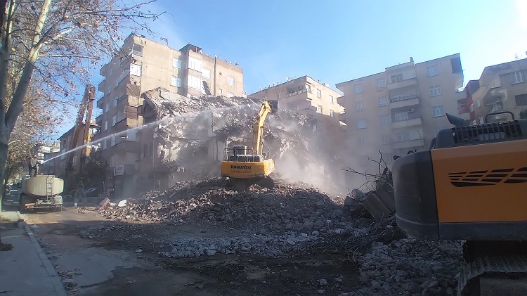 Diyarbakır'da Hasarlı Binalar Yıkılıyor, Yeni Konutlar