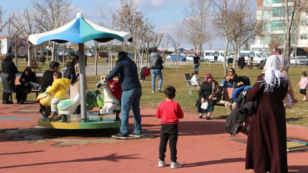 Diyarbakır’da Kış Ortasında Bahar Keyfi Parklara Akın Ettiler- diyarbakır-hava durumu-park-çocuk