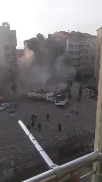 Elazığ’da Ağır Hasarlı Bina Tek Dokunuşta Yerle Bir Oldu! (1)