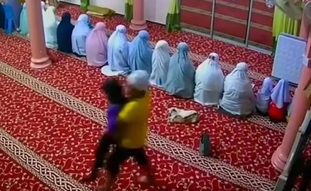 Küçük Kızı Namaz Kıldığı Sırada Böyle Kaçırdı