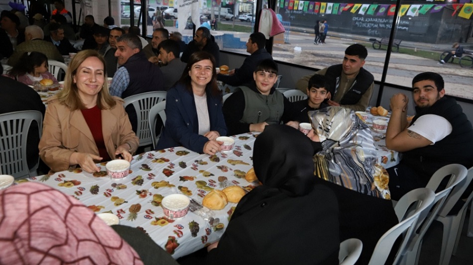 Diyarbakır’da Eş Başkanlar Iftar Çadırında Halkla Birlikte Oruçlarını Açtı