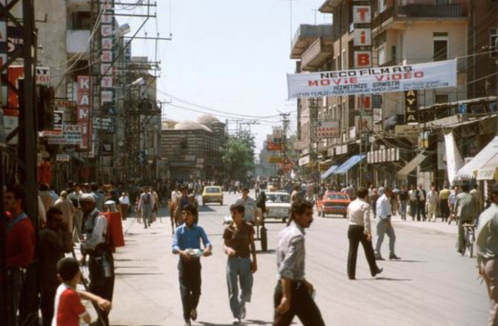 1983 Yılı Gazi Caddesinden Bir Kare Diyarbakır Sur