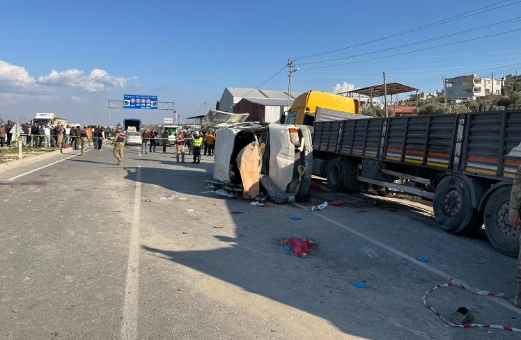 Hatay'da Işçi Servisi Tir’a Çarptı Çok Sayıda Ölü Ve Yaralı Var-1