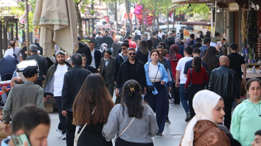Diyarbakır Sur Turist Kalabalık Hava Durumu Diyarbakır’a Turist Akını Burası İstanbul Taksim'i Geçti