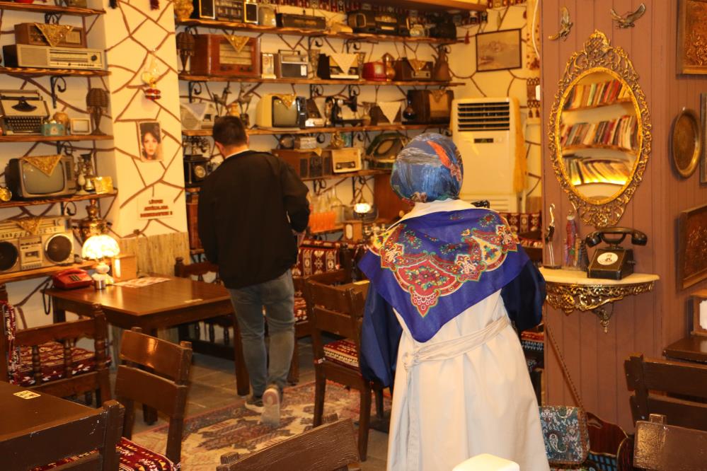 Diyarbakır’da Müze Gibi Kafe Eski Plak, Kaset, Teyp, Perde…