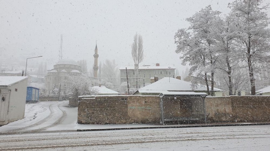 Van, Tunceli, Hakkari Ve Erzincan’a Kış Geri Geldi Nisan’da Kar Yağışı