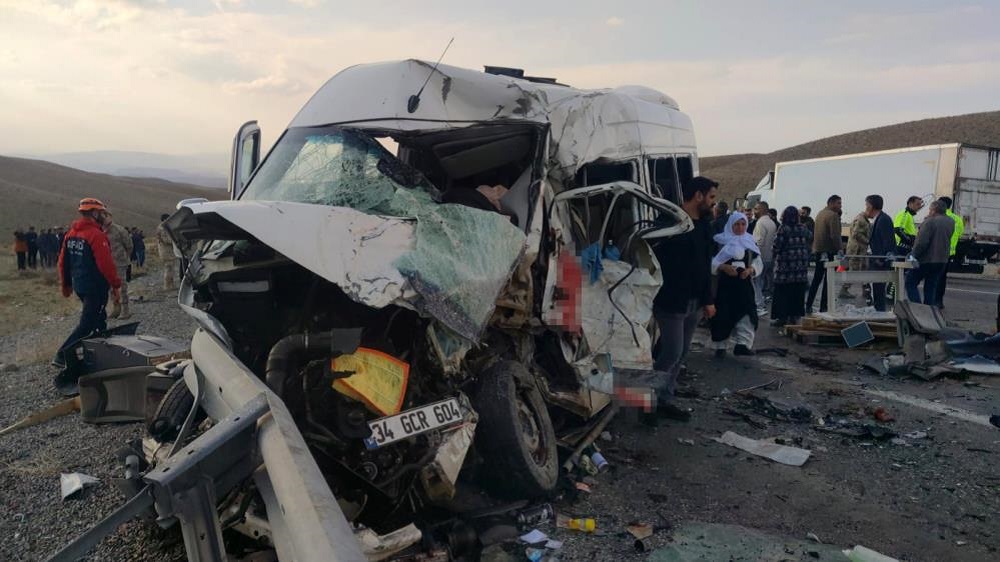 Van’da Minibüsle Kamyonet Çarpıştı Çok Sayıda Ölü Ve Yaralı Var