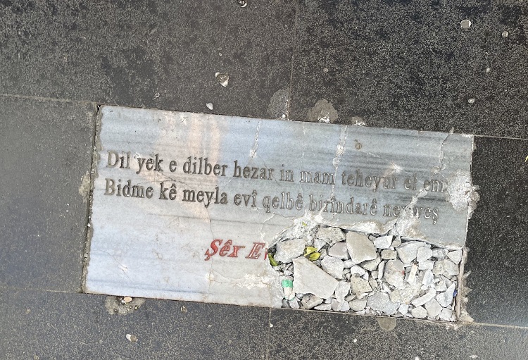 Diyarbakır Büyükşehir Belediyesi Tarafından Sur’daki Kaldırımlara Yerleştirilen Bazı Kürt Edebiyatı Şairlerinin Beyitleri, Kimliği Belirsiz Kişi Veya Kişilerce Parçalandı.