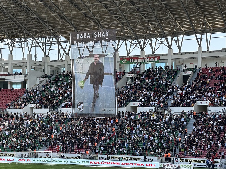 Diyarbakır Stadyumu’nda Taraftar Alkışladı, Futbolcular Oynamadı!