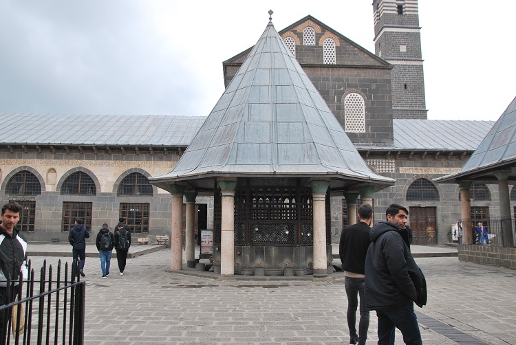 Diyarbakır Ulu Cami’de Ilginç Ritüel