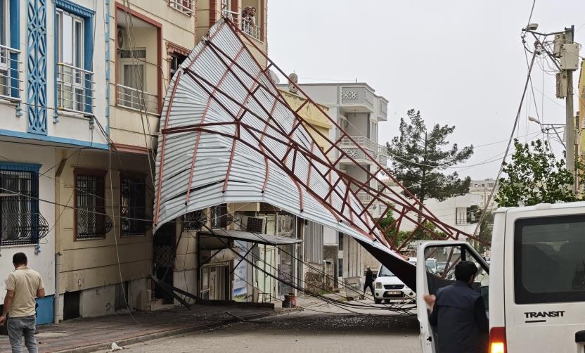 Diyarbakır’da Fırtına Çıktı Çatılar Uçtu, Ağaçlar Devrildi!
