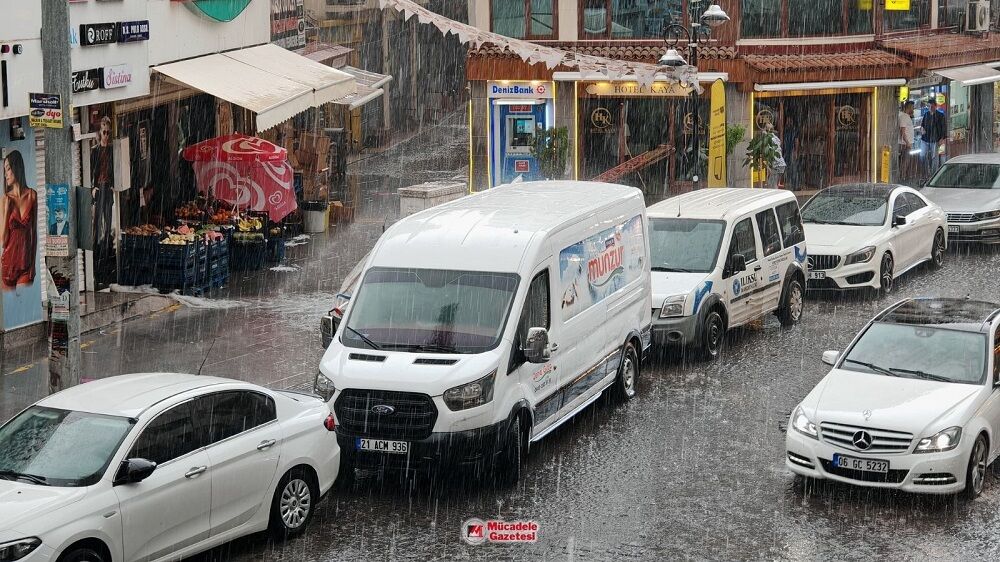 Diyarbakır’da Fırtına Ve Dolu Yağışı Etkili Oldu! (1)
