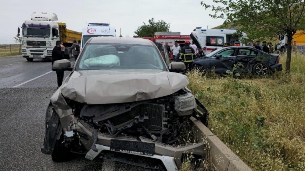 Diyarbakır'da Otomobil Ile Kamyonet Çarpıştı Ölü Ve Yaralılar Var Trafik Kazası Olay Yeri