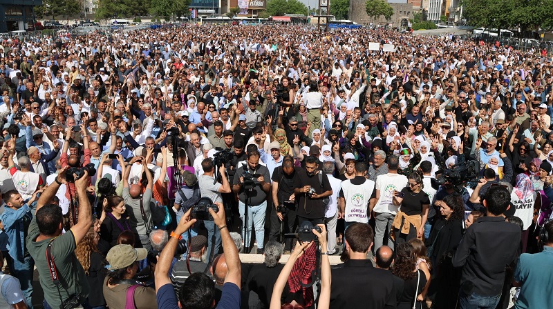 Diyarbakır’da Pkk Anması Binlerce Kişi Dağkapı Meydanı’nda-1