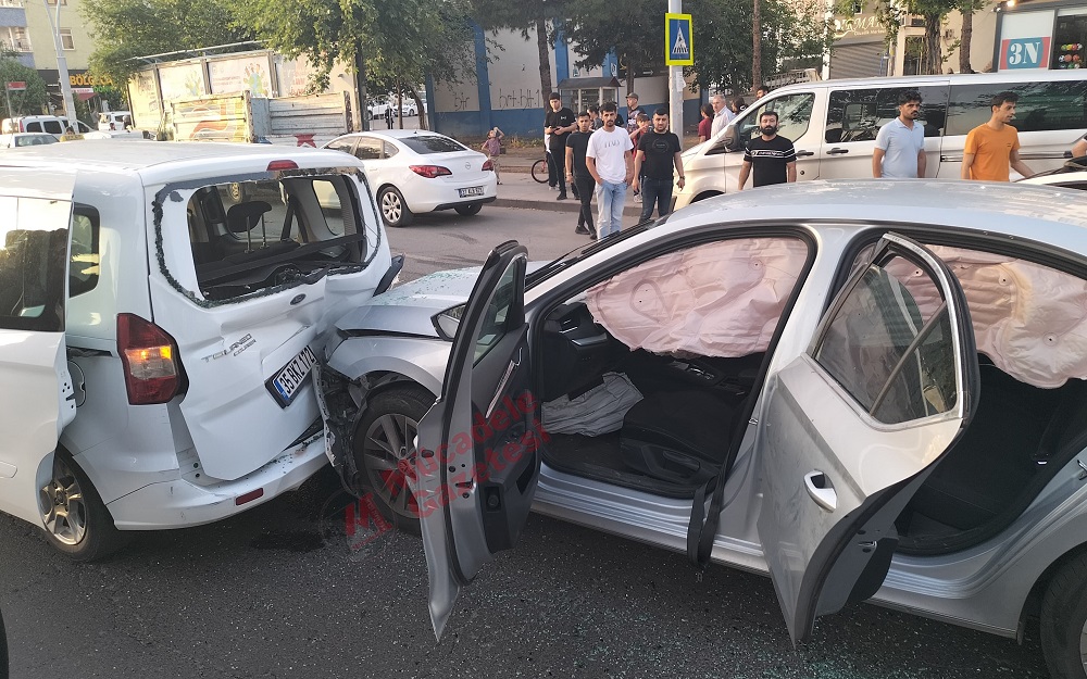 Diyarbakır'da Zincirleme Trafik Kazası Araçlar Hasar Aldı!
