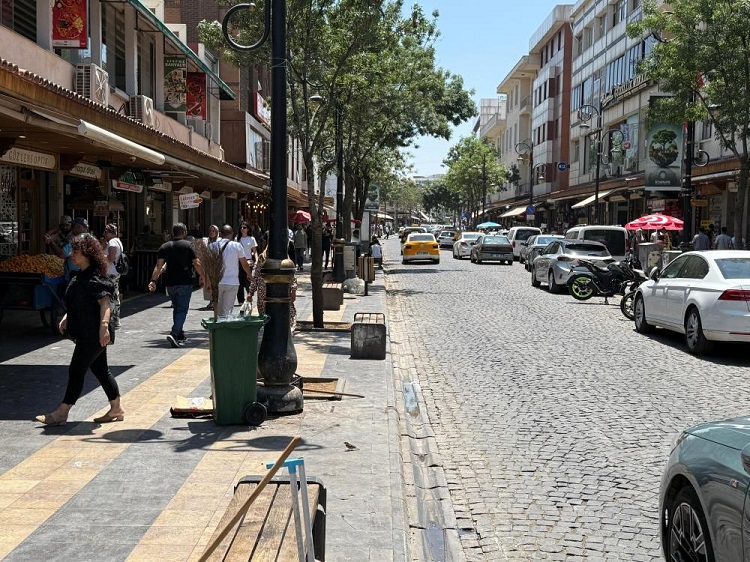 Diyarbakır Hava Durumu Sıcaklık Sur Gazi Caddesi Kalabalık Sokak Araç Trafik