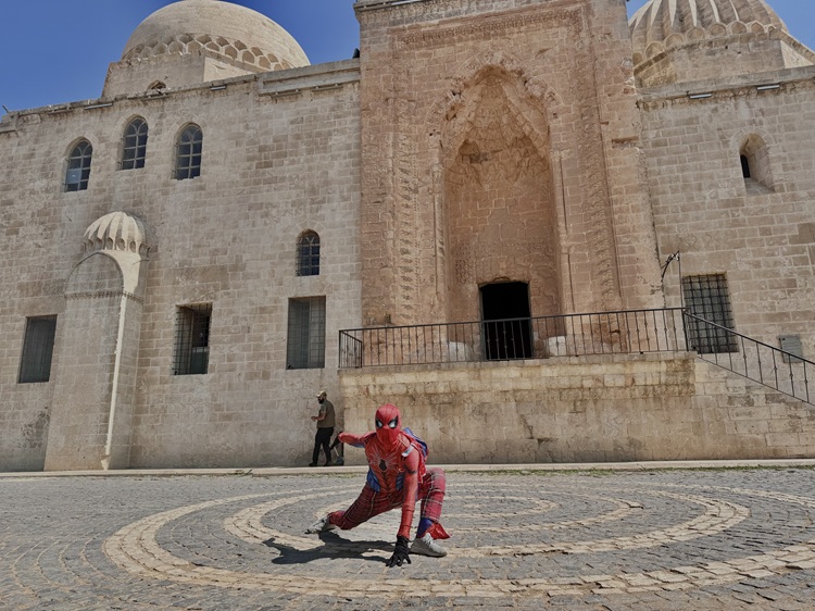 Diyarbakır’a Da Gelmişti Örümcek Adamın Yeni Durağı Mardin Oldu! (1)