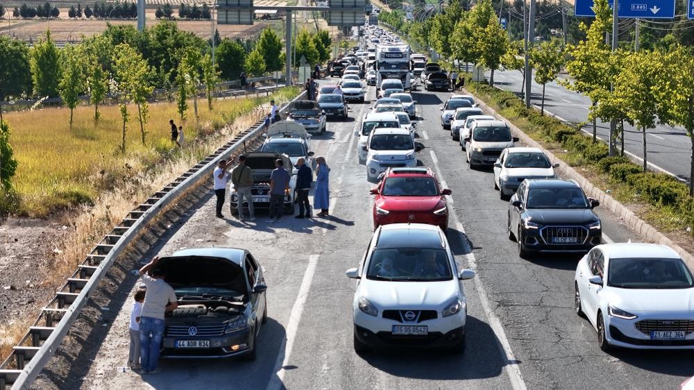 Diyarbakır’da Kilometrelerce Kuyruk Oluştu İşte Sebebi Trafik Araba Yol