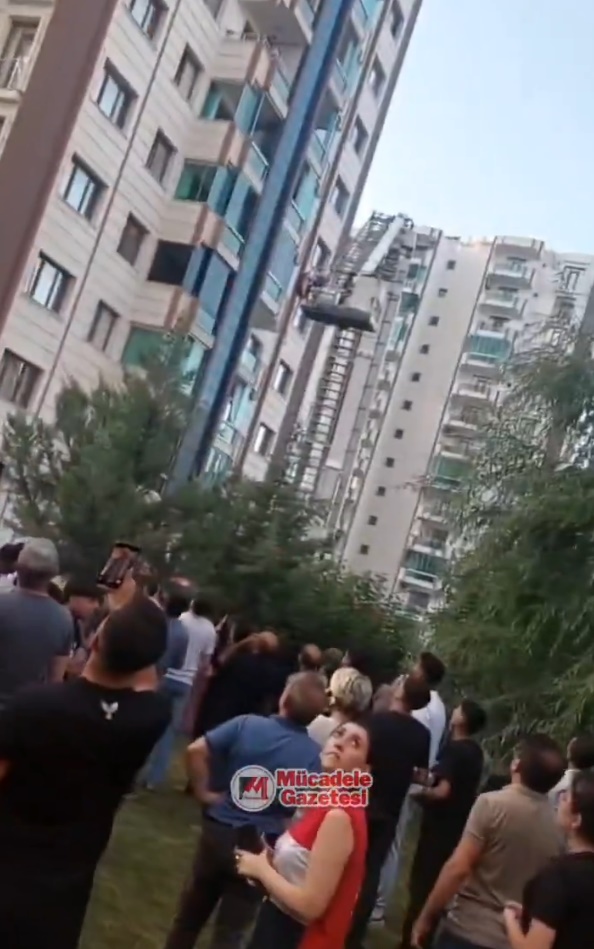 Diyarbakır'daki Binada Yangın