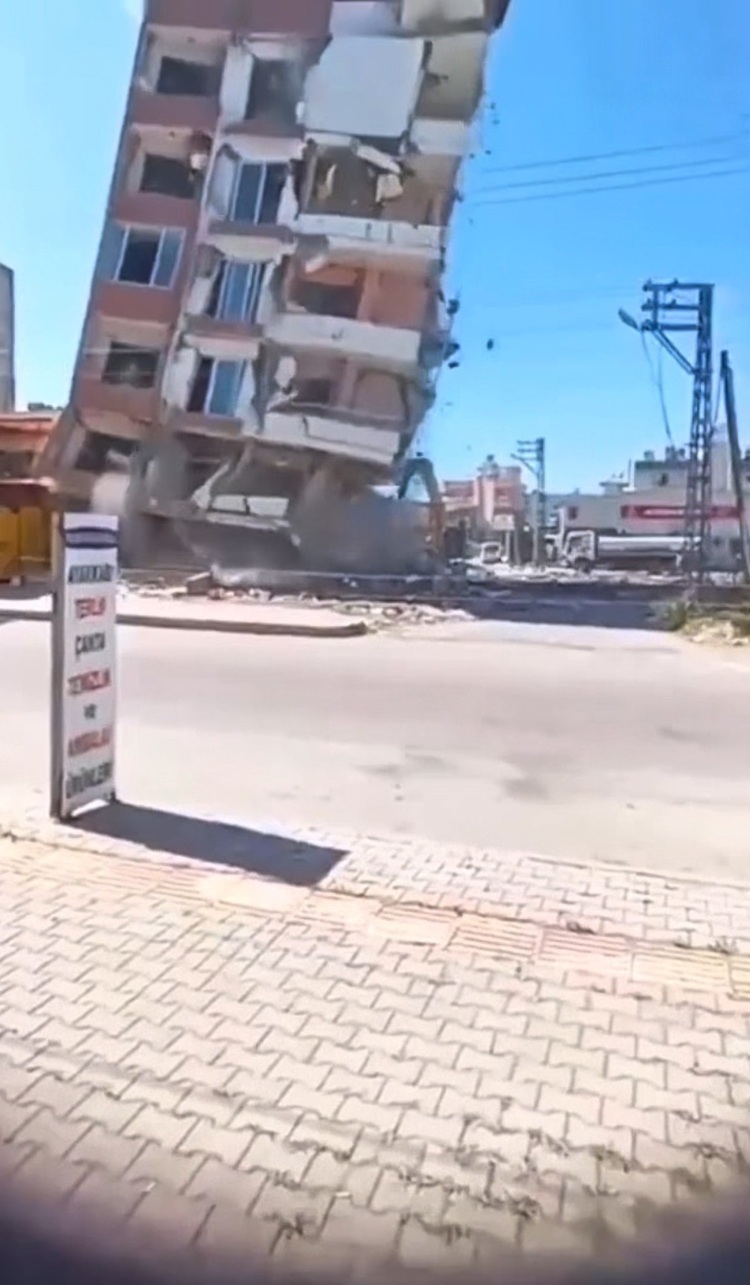 Kontrollü Yıkımda 7 Katlı Bina Iş Makinesinin Üstüne Devrildi! (3)