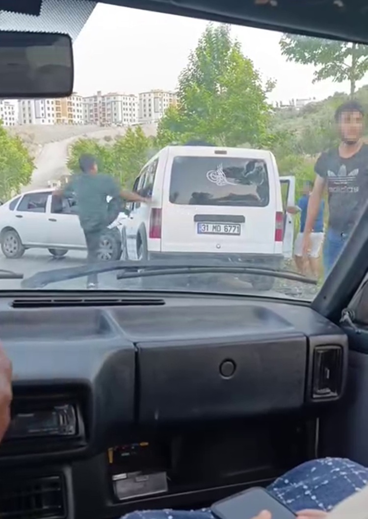 Trafik Kazası Sonrası Çarpıştıkları Araca Saldırdılar Korku Dolu Anlar Yaşandı!-1